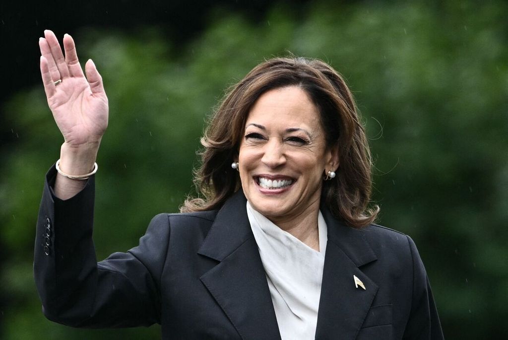 Wakil Presiden AS Kamala Harris tiba di sebuah acara untuk menyambut tim-tim kejuaraan National Collegiate Athletic Association musim 2023-2024 di halaman selatan Gedung Putih di Washington DC, AS, Senin (22/7/2024). 