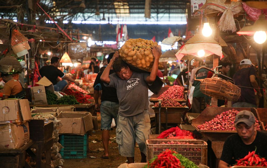Buruh pikul membawa karung berisi kentang di pasar induk Kramat Jati, Jakarta Timur, Rabu (3/5/2023). Badan Pusat Statistik merilis laju inflasi April 2023 atau pada periode Lebaran 2023 tercatat 0,33 persen. Angka tersebut lebih rendah dibanding periode Lebaran 2022 dan periode Lebaran sebelum pandemi Covid-19. Kecukupan pasokan bahan pangan selama periode Lebaran 2023 menjadi strategi pengendalian inflasi di periode itu.