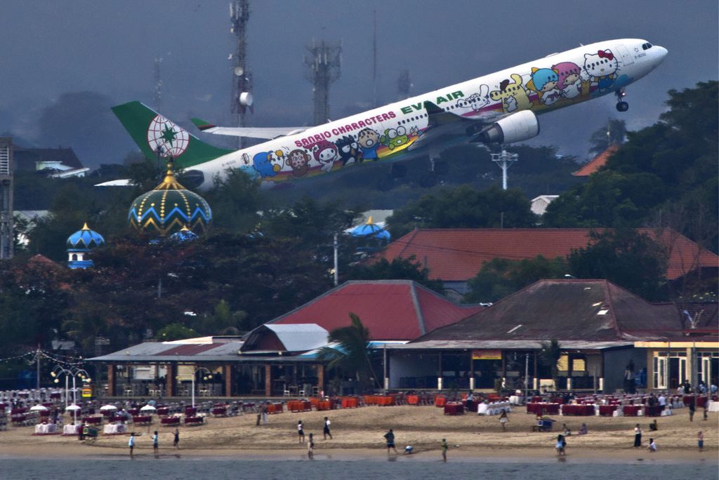 Pesawat Airbus A330 milik maskapai EVA Air dengan corak khusus yang menampilkan karakter Sanrio, seperti Hello Kitty, lepas landas dari Bandara Internasional I Gusti Ngurah Rai di Bali, 29 Juli 2024. 