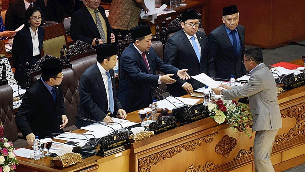 Anggota Komisi III DPR dari Fraksi Nasdem, Taufiqulhadi (kanan), memberikan surat usulan pengajuan hak angket Komisi Pemberantasan Korupsi kepada pimpinan DPR dalam rapat paripurna di Kompleks Parlemen, Senayan, Jakarta, Jumat (28/4/2017).