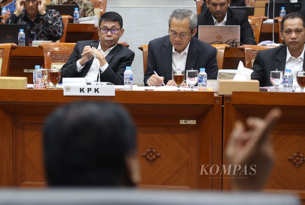 Ketua sementara Komisi Pemberantasan Korupsi (KPK) Nawawi Pomolango (kiri) didampingi Wakil Ketua KPK Nurul Ghufron (kanan) dan Alexander Marwata menyimak pernyataan Ketua Komisi III DPR Bambang Wuryanto (membelakangi lensa) saat rapat dengar pendapat dengan Komisi III DPR terkait anggaran untuk 2025 di Gedung Parlemen, Jakarta, Selasa (11/6/2024).