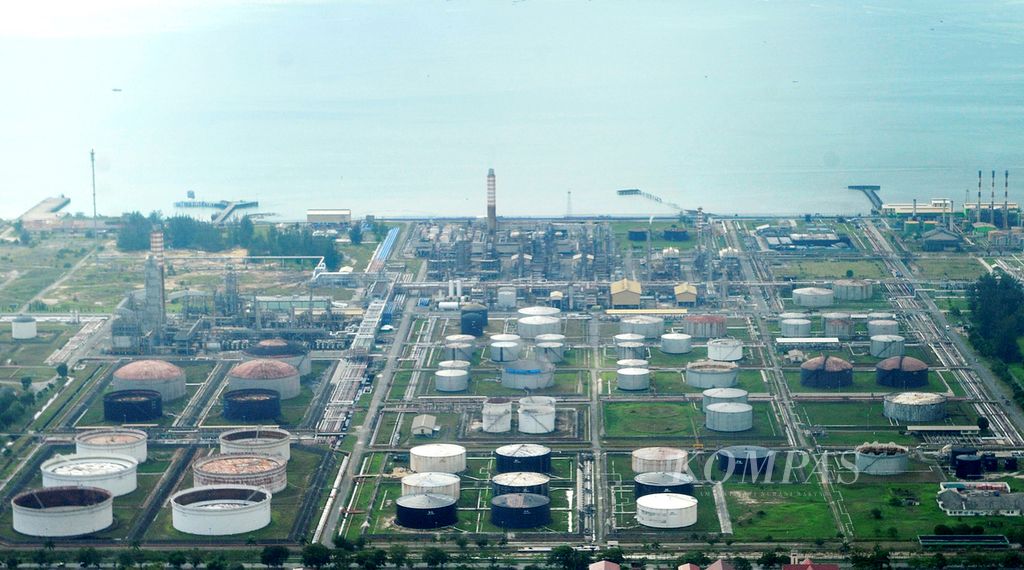 Foto ilustrasi, Kilang minyak milik Pertamina di pinggir teluk Balikpapan, Kalimantan Timur, Rabu (30/1/2013).