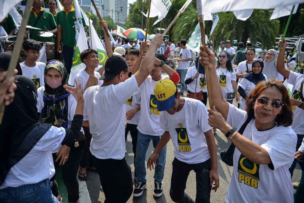 Simpatisan Partai Bulan Bintang (PBB) berjoget di depan gedung KPU, Jakarta, Sabtu (13/5/2023). 