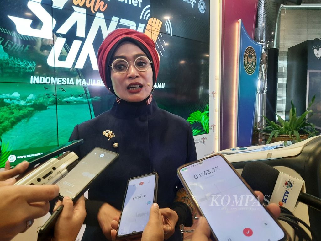 Adyatama Kepariwisataan Kementerian Pariwisata dan Ekonomi Kreatif Nia Niscaya menjawab pertanyaan wartawan seusai konferensi pers mingguan di Jakarta, Senin (4/3/2024). 