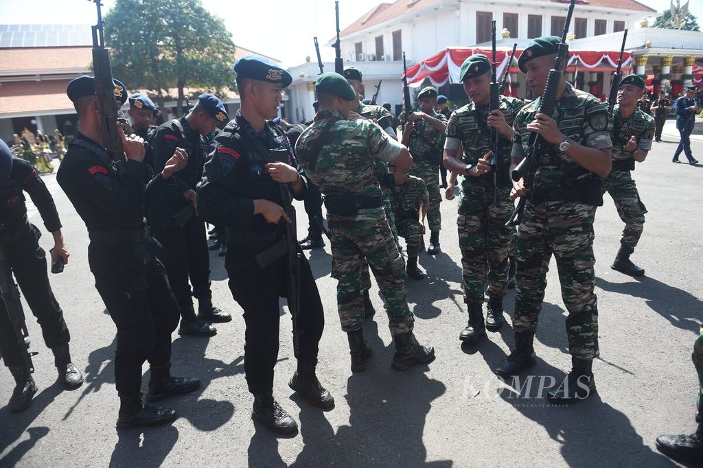 Anggota TNI-Polri mengosongkan senjata seusai mengikuti pementasan dramatari Mandala Bumantara seusai upacara Peringatan Hari Bhayangkara Ke-77 di Gedung Negara Grahadi. Surabaya, Sabtu (1/7/2023).