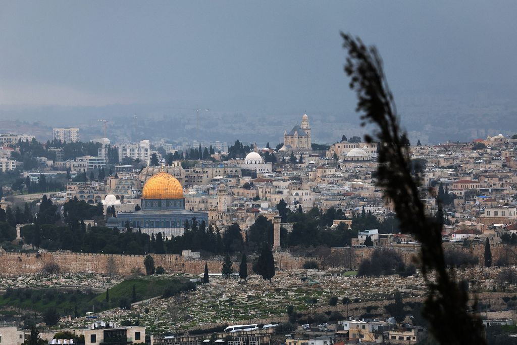Pemandangan kompleks Masjid Al-Aqsa dan Masjid Kubah Batu (Dome of the Rock) di Kota Tua Jerusalem, 19 Februari 2024. 