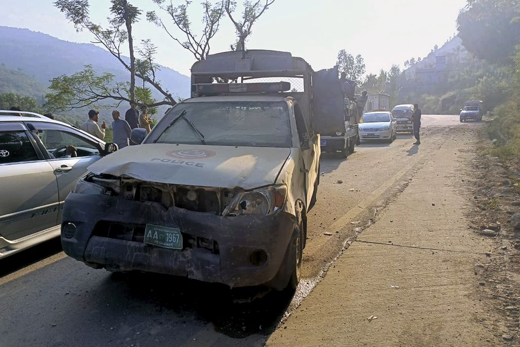 Mobil polisi Pakistan yang terkena serangan bom di  dekat kawasan wisata Malam Jabba di Provinsi Khyber Pakhtunkhwa, Pakistan, Minggu (22/9/2024). 