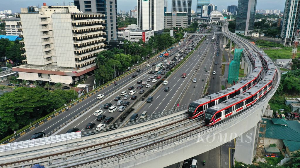 Foto udara uji beban LRT Jabodebek di Jembatan Lengkung Bentang Panjang Kuningan (Long Span Kuningan), Jakarta Selatan, Kamis (24/2/2022). 