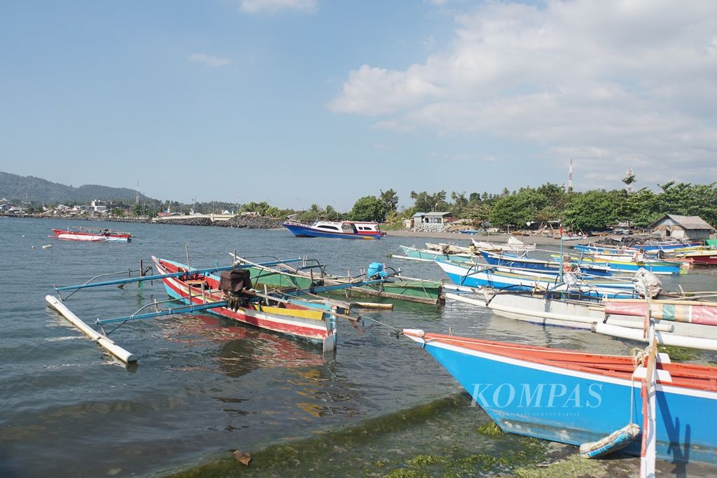 Perahu-perahu nelayan kecil ditambatkan di Pantai Karangria, Manado, Sulawesi Utara, Kamis (26/9/2019) . Pantai ini direncanakan masuk ke area proyek reklamasi Boulevard II. Para nelayan khawatir akan masa depan mata pencarian mereka.