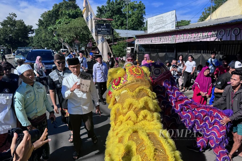 The lion dance from the Vamos Rinjani troupe welcomed the arrival of the Mayor of Mataram, H Mohan Roliskana (in white attire), at the Hikayat Lebaran Topat Mentaram event at Bintaro Cemetery, Ampenan District, Mataram City, West Nusa Tenggara, on Wednesday (17/4/2024). Lebaran Topat or Ketupat is an annual event carried out by Muslims after fasting for six days at the beginning of the month of Shawwal or after Eid al-Fitr.