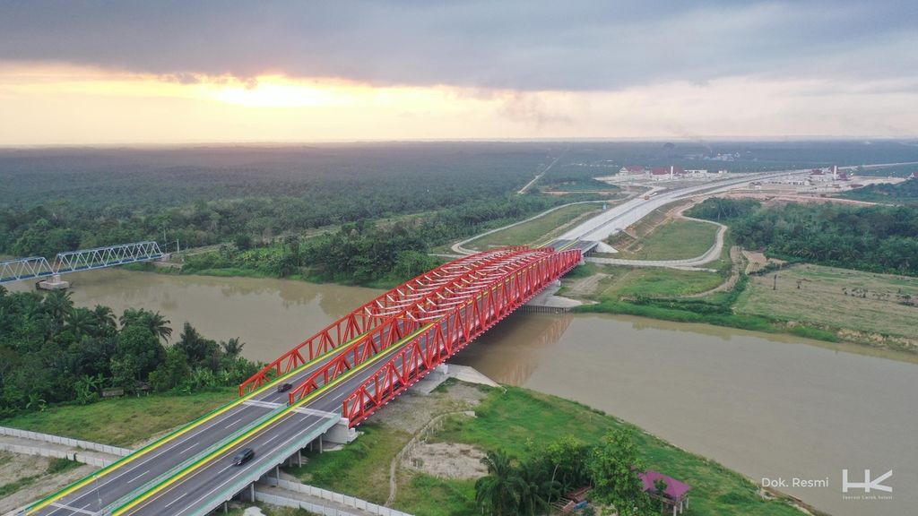 Jembatan Tol Sei Wampu membentang di Ruas Tol Stabat-Tanjung Pura yang baru diresmikan Presiden Joko Widodo, di Kabupaten Langkat, Sumatera Utara, Kamis (10/9/2024). 