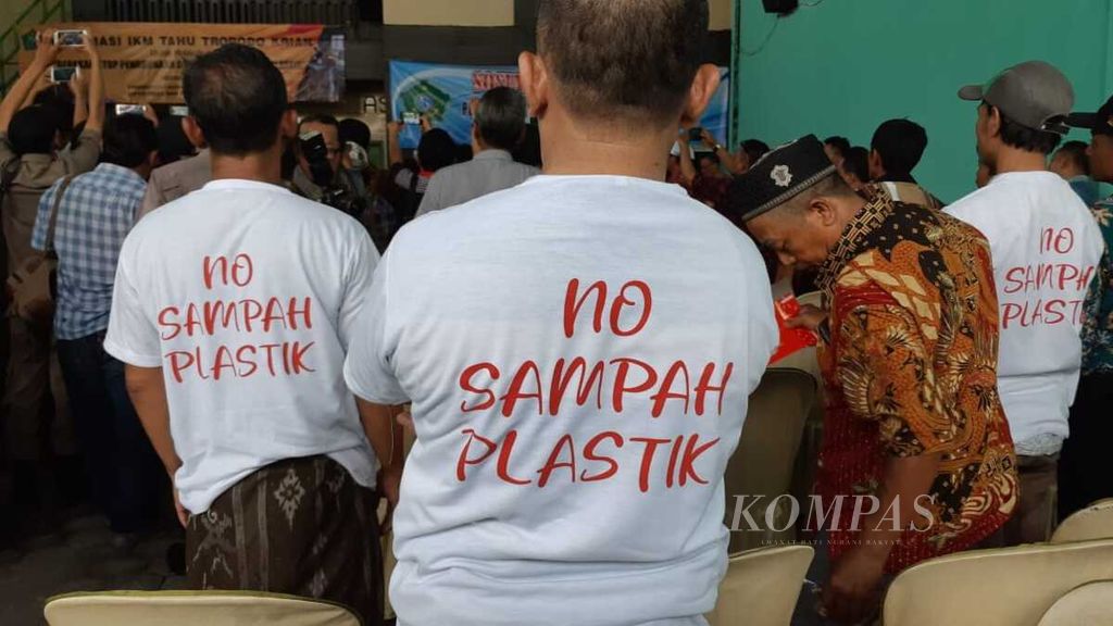 Pengusaha tahu di Desa Tropodo, Sidoarjo, Jawa Timur, mendeklarasikan sikap menolak penggunaan sampah plastik sebagai bahan bakar produksi, Selasa (26/11/2019).