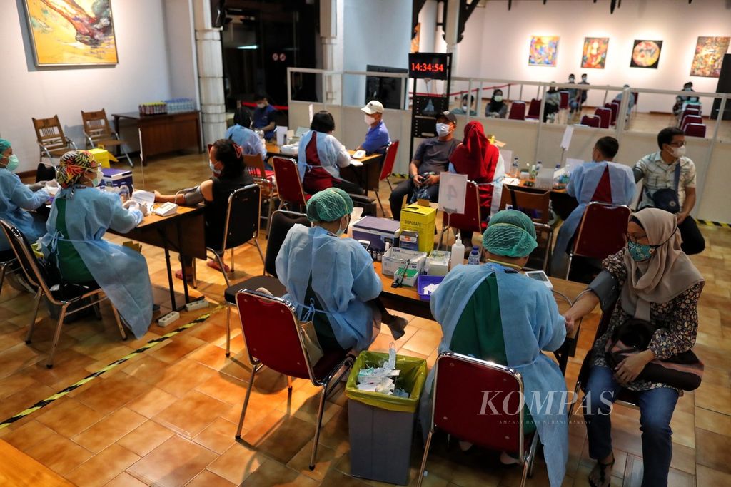 Petugas medis memberikan vaksin Covid-19 yang diadakan Kompas Gramedia (KG) di Bentara Budaya Jakarta, Kamis (24/6/2021). KG menargetkan selama 25 hari dapat memvaksin 10.000 warga.