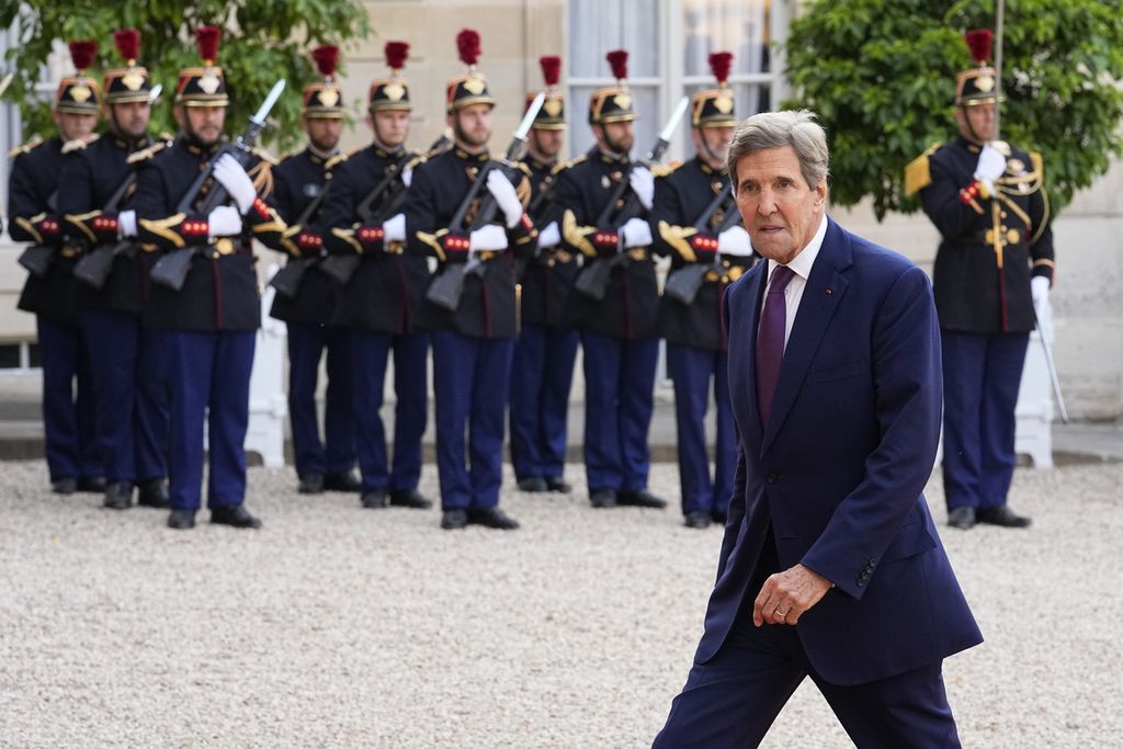 Utusan Khusus Presiden AS untuk Urusan Iklim John Kerry menghadiri jamuan makan malam di Istana Elysee di Paris, Perancis, 22 Juni 2023. 