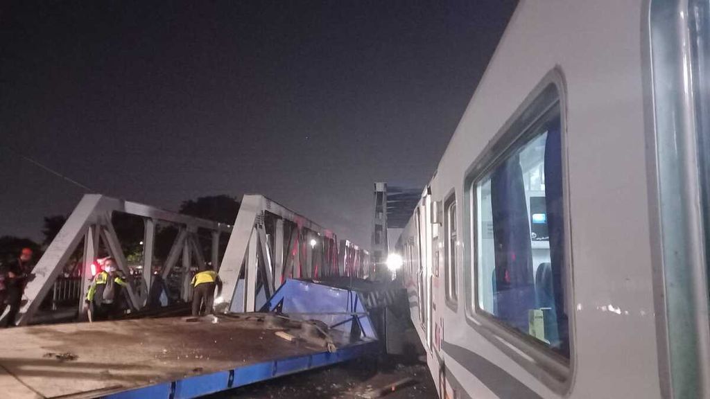 Suasana di sekitar lokasi kecelakaan kereta api dengan truk di perlintasan sebidang, Jalan Madukoro Raya, Kecamatan Semarang Barat, Kota Semarang, Jawa Tengah, Selasa (18/7/2023). Kecelakaan itu menyebabkan satu penumpang terluka.