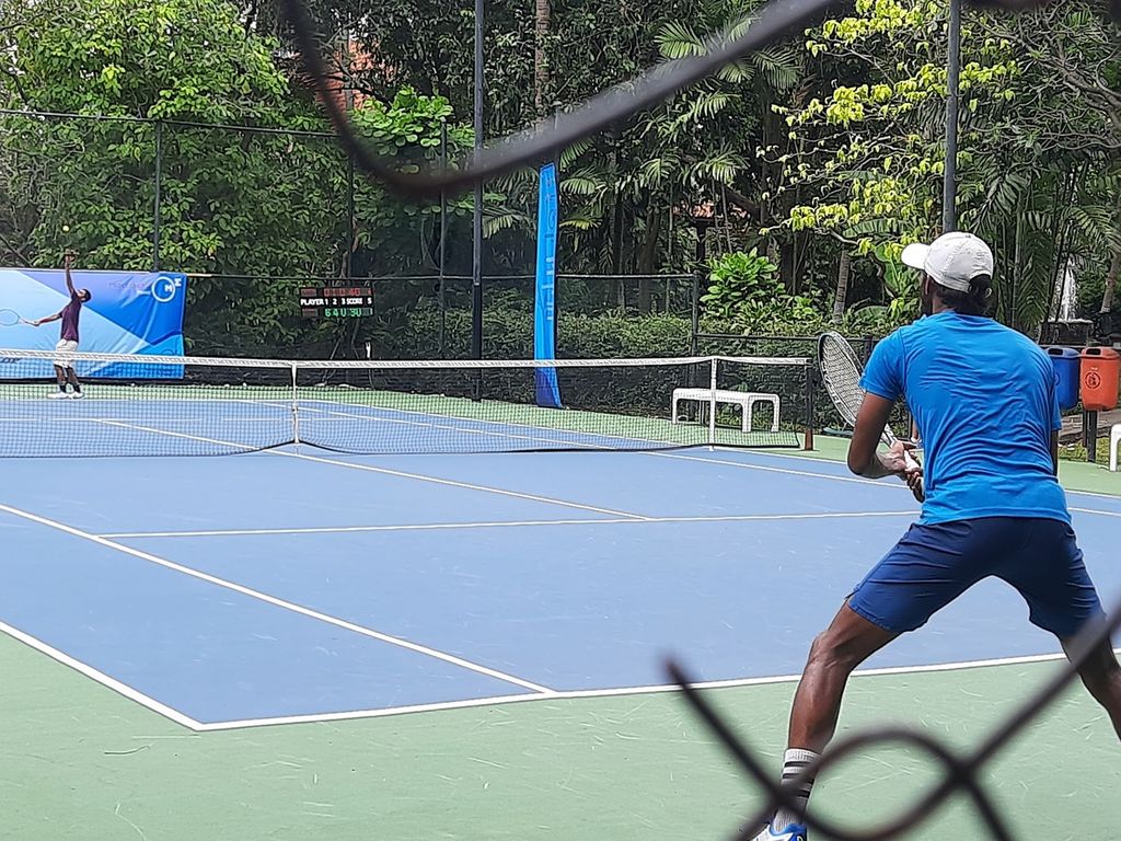 Petenis India, Rishi Reddy, bersiap menangkis bola dari pemain Indonesia, Renaldi Aqila A Salim, dalam babak kedua kualifikasi turnamen tenis Medco Power International Tennis Championships M15 2023 di Hotel Sultan, Jakarta, Senin (16/1/2023). Rishi menang telak dengan perolehan skor 6-0, 6-1.