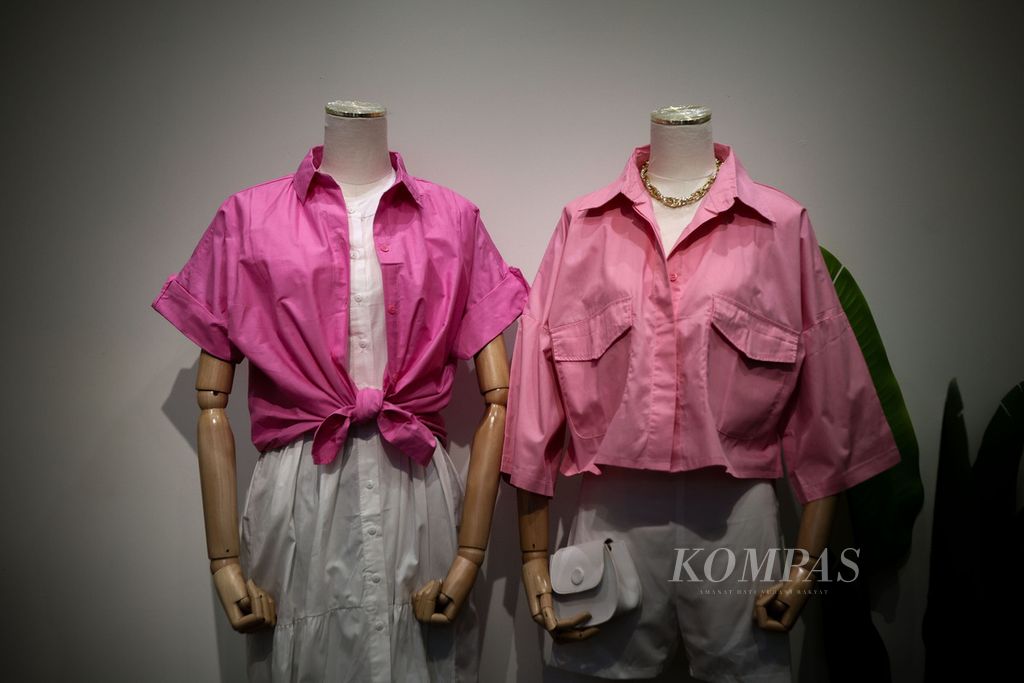 Pakaian yang dijual di salah satu toko di area Little Bangkok di kawasan Jembatan Metro Tanah Abang (JMTA), Jakarta, Jumat (19/1/2024). 