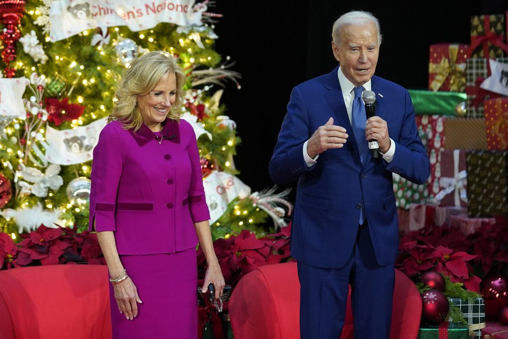 Presiden Joe Biden berbicara setelah Ibu Negara Jill Biden selesai membacakan kisah Natal berjudul "Twas the Night Before Christmas" pada pasien anak-anak di Rumah Sakit Nasional Anak-anak di Washington, Jumat (22/12/2023). (AP Photo/Evan Vucci)