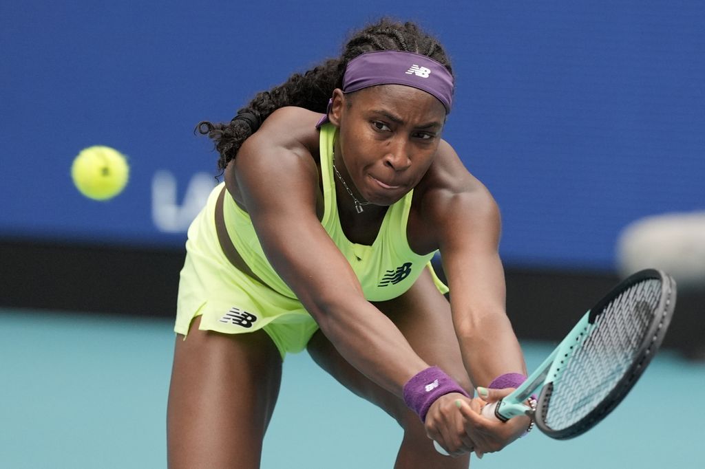 Petenis Amerika Serikat, Coco Gauff, mengembalikan bola kepada petenis Argentina, Nadia Podoroska, pada babak kedua WTA 1000 Miami di Stadion Hard Rock, Miami Gardens, Florida, AS, pada Jumat (22/3/2024) waktu setempat.