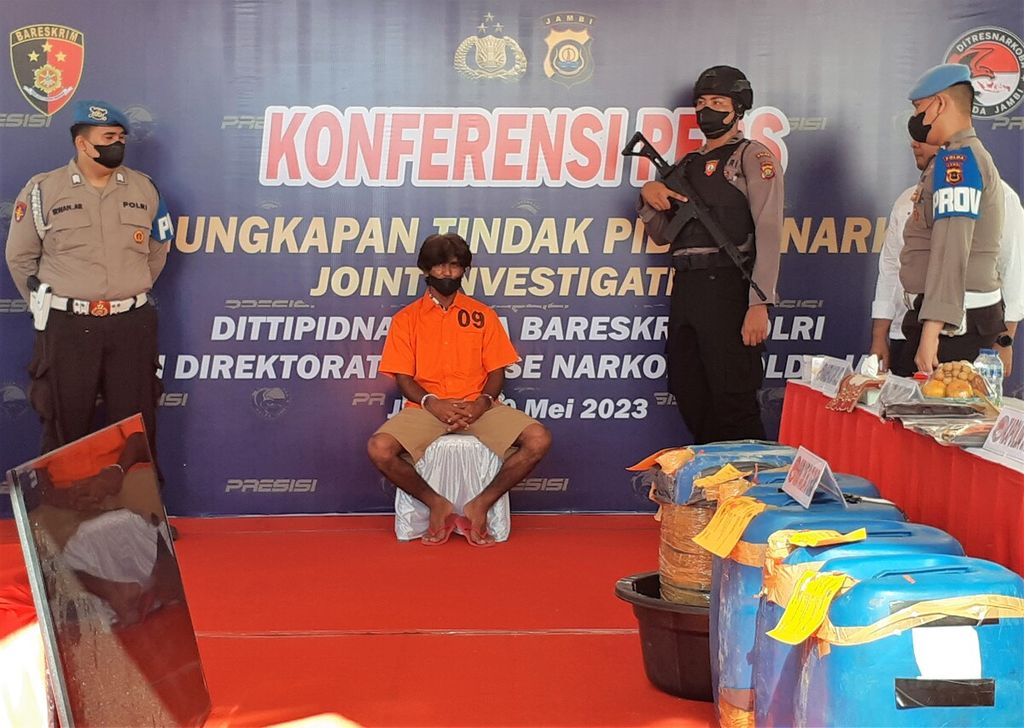Warga negara Iran berinisial NB (33) ditangkap aparat gabungan Bareskrim dan Polda Jambi saat transit di perairan Banten. Ia membawa sabu cair yang jika diolah akan menghasilkan 750 kilogram sabu kristal. NB dibawa aparat menjelang jumpa pers di Polda Jambi, Rabu (10/5/2023).