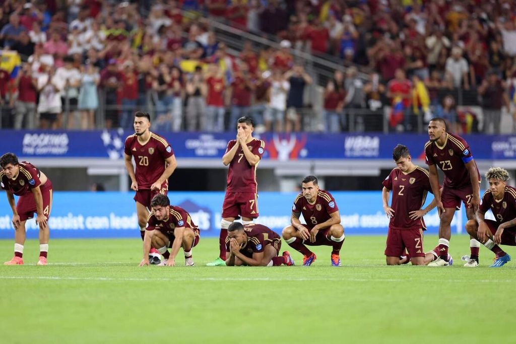 Expressions of Venezuelan players during the penalty shootout in the 2024 Copa America quarterfinal match between Venezuela and Canada at AT&T Stadium, Arlington, Texas, Saturday (6/7/2024) WIB. 