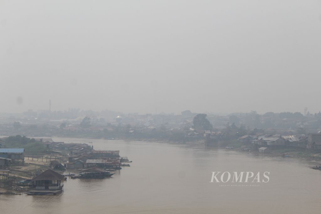 Kabut asap tebal menyelimuti Kota Palangkaraya, Kalimantan Tengah, Kamis (28/9/2023). Kabut asap muncul seiring meningkatnya intensitas kebakaran lahan di kota tersebut. 