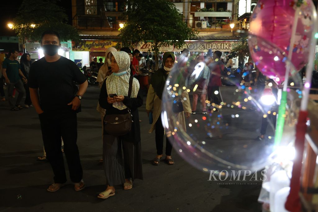 Pengunjung menikmati suasana saat berlangsung kegiatan Borobudur Car Free Night di depan pagar kompleks Taman Wisata Candi Borobudur, Kecamatan Borobudur, Kabupaten Magelang, Jawa Tengah, Sabtu (15/10/2022) malam. 
