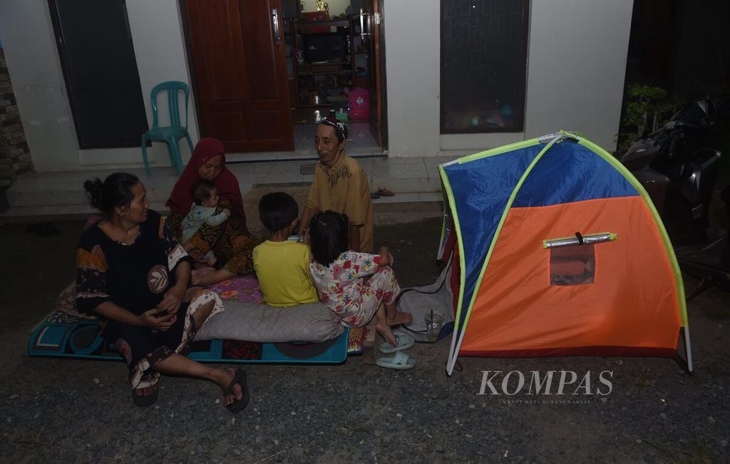 Warga Pulau Bawean masih trauma dan memilih tinggal di pengungsian atau di luar rumah.