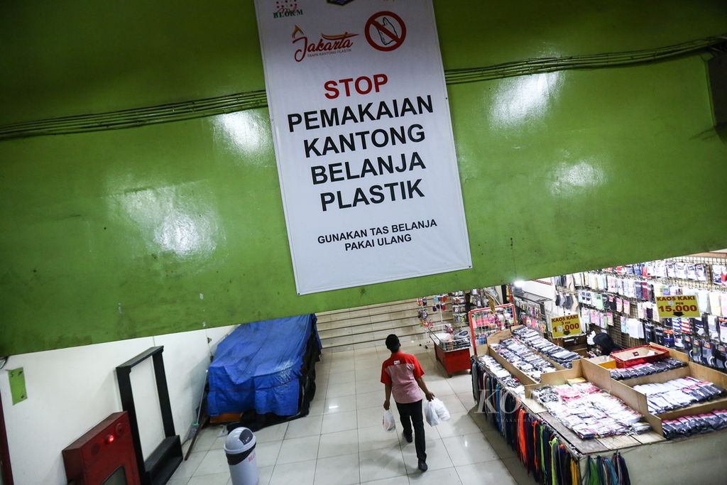 Sosialisasi penggunaan kantong plastik di terowongan Terminal Blok M, Jakarta Selatan, Senin (2/9/2019). Kampanye pembatasan penggunaan kantong plastik sekali pakai terus dilakukan guna menekan sampah plastik.