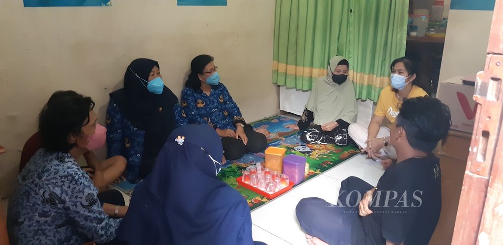 Keluarga K (12), korban penculikan di Kelurahan Pondok Betung, Kecamatan Pondok Aren, Tangerang Selatan, disambangi guru sekolahnya, Jumat (13/5/2022).