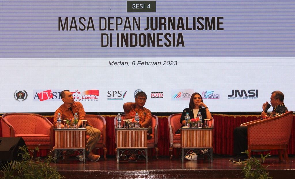 Redaktur Pelaksana Harian <i>Kompas </i>Adi Prinantyo (kiri), Ketua Komisi Hukum dan Perundang-undangan Dewan Pers Arif Zulkifli (kedua dari kiri), dan pendiri Narasi TV Najwa Shihab (kedua dari kanan) menjadi narasumber dalam Konvensi Nasional Media Massa: Peluang di Tahun Menantang pada peringatan Hari Pers Nasional di Medan, Sumatera Utara, Rabu (8/2/2023).