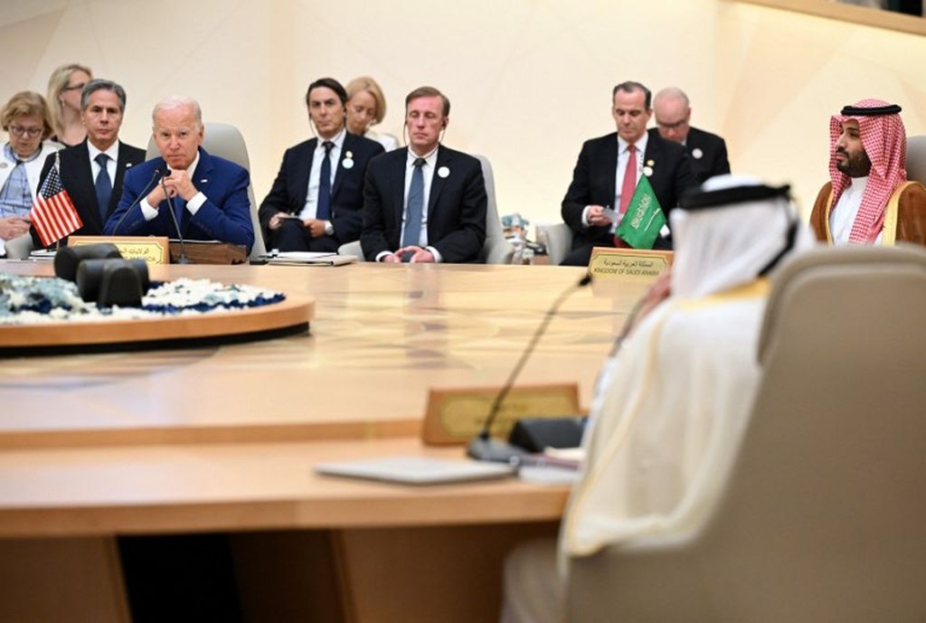 Presien AS Joe Biden (keempat dari kiri) dan Putra Mahkota Arab Saudi Pangeran Mohammed bin Salman (kanan) menghadiri Pertemuan Puncak Keamanan dan Pembangunan atau Jeddah Security and Development Summit (GCC+3) di sebuah hotel di Jeddah, Arab Saudi, 16 Juli 2022. 