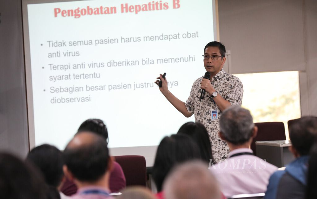 Edukasi kesehatan bertema "Waspada Hepatitis Mengintai Anda" menghadirkan pembicara Dr dr Irsan Hasan, SpPD-KGHE,FINASIM (kanan) di Gedung Kompas Gramedia, Jakarta, Rabu (31/7/2019). 