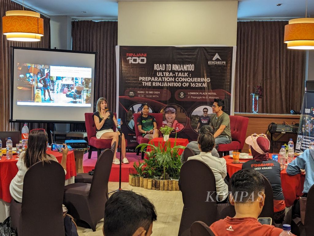 The atmosphere of the Road to Rinjani 100 Ultra-Talk: Preparation Conquering the Rinjani 100 of 162 Km event at Lombok Plaza, Mataram, West Nusa Tenggara, Thursday (23/5/2024). At the event, present as speakers were Nikki Han (far left) and Chamelia Suhra (center), two female runners from Hong Kong who will take part in the 162 kilometer category of the Rinjani 100 ultra trail running event which will take place on 24 -May 26, 2024. 