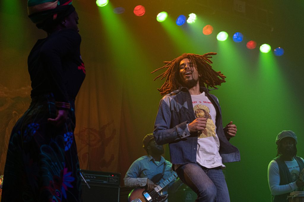 Cuplikan adegan dalam film biopik Bob Marley yang berjudul <i>Bob Marley: One Love</i> (2024).