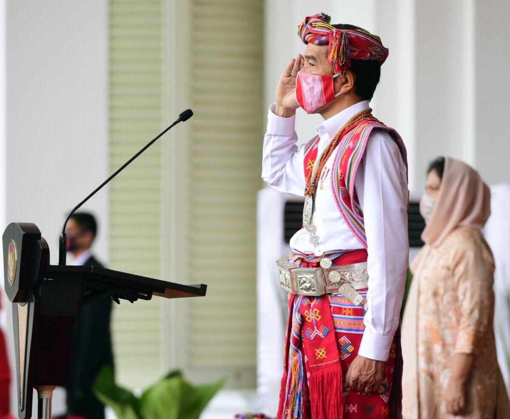  Presiden Joko Widodo mengenakan pakaian adat Timor Tengah Selatan, Nusa Tenggara Timur, saat menjadi inspektur upacara peringatan HUT ke-75 Kemerdekaan RI di Istana Negara, Jakarta, Senin (17/8/2020).