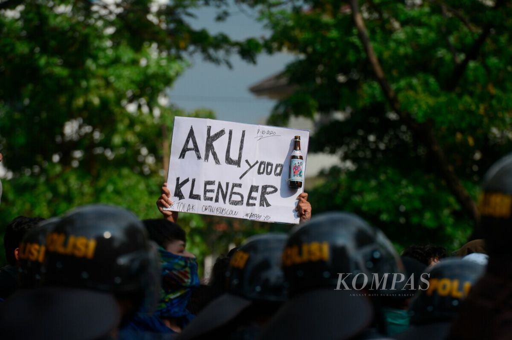 Salah satu poster yang dibawa peserta aksi unjuk rasa saat menolak Undang-undang Cipta Kerja di Jalan Pahlawan, Kota Semarang, Jawa Tengah, Rabu (7/10/2020). Mereka mengkritisi kebijakan pemerintah yang dianggap tidak membela kaum marjinal.