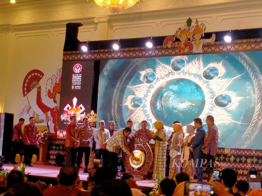Gubernur Lampung Arinal Djunaidi membuka acara Lampung Craft 2024 di Bandar Lampung, pada Selasa (7/5/2024).