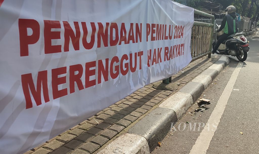 Spanduk ketidaksetujuan atas penundaan pemilu terlihat di kawasan Mampang, Jakarta, Jumat (11/9/2022). 