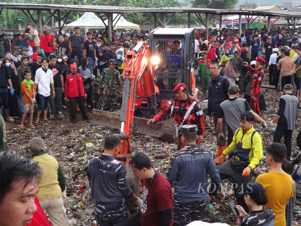 Gerakan bersih-bersih sampah di pesisir Kota Bandar Lampung, Senin (10/7/2023), diinisiasi Pandawara Group melalui media sosial.