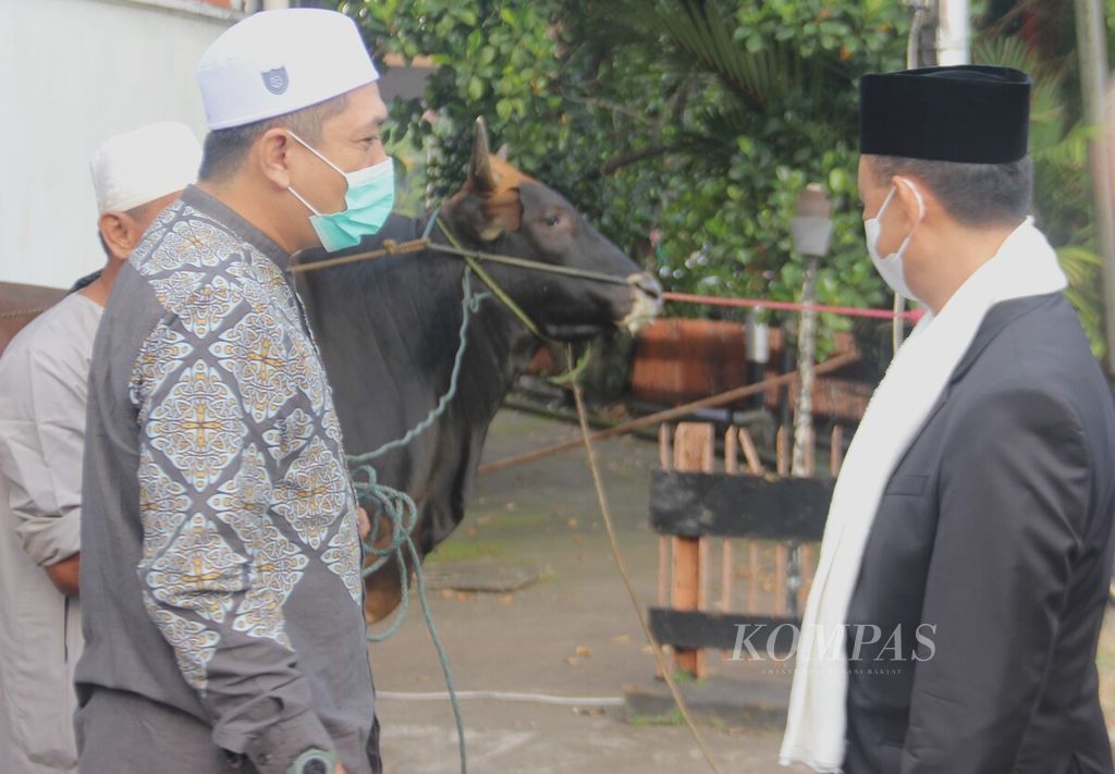 Wali Kota Pontianak Edi Rusdi Kamtono (kopiah hitam) menyerahkan sapi kurban di Kota Pontianak, Kalimantan Barat, Minggu (10/7/2022).