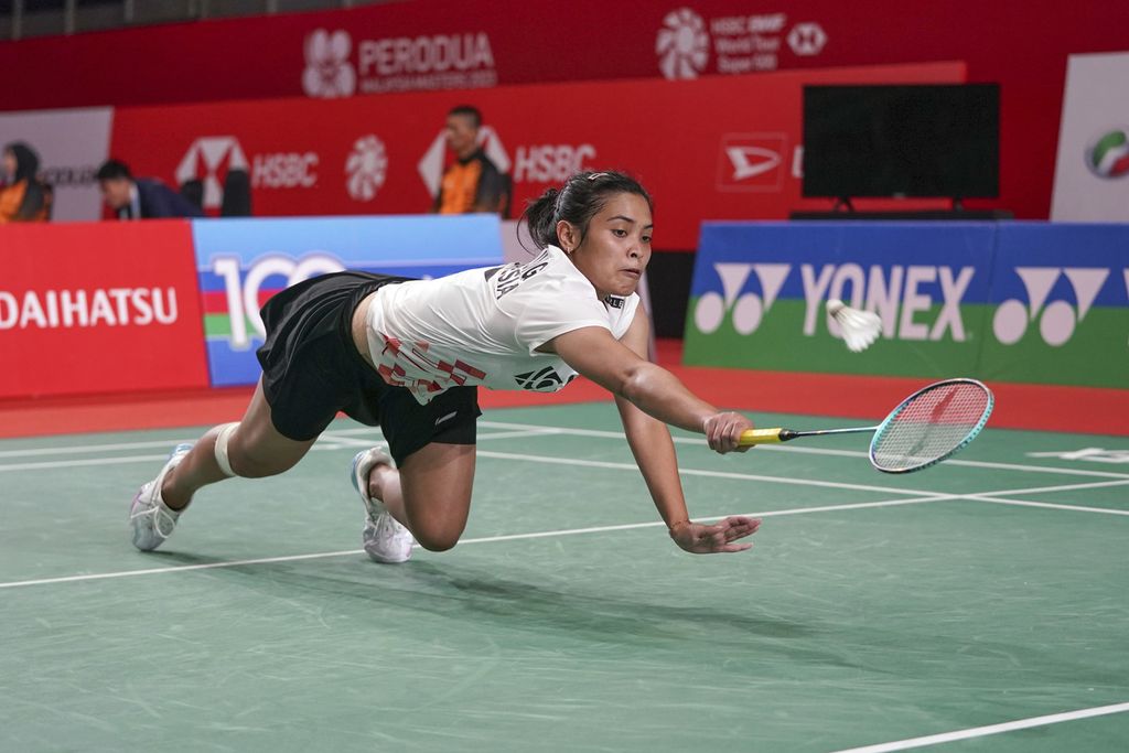 Tunggal putri Indonesia, Gregoria Mariska Tunjung, menjangkau kok saat menghadapi Sim Yu Jin (Korea Selatan) pada turnamen Malaysia Masters 2023 di Kuala Lumpur, Malaysia, Kamis 25/5/2023). Gregoria lantas melaju ke final.