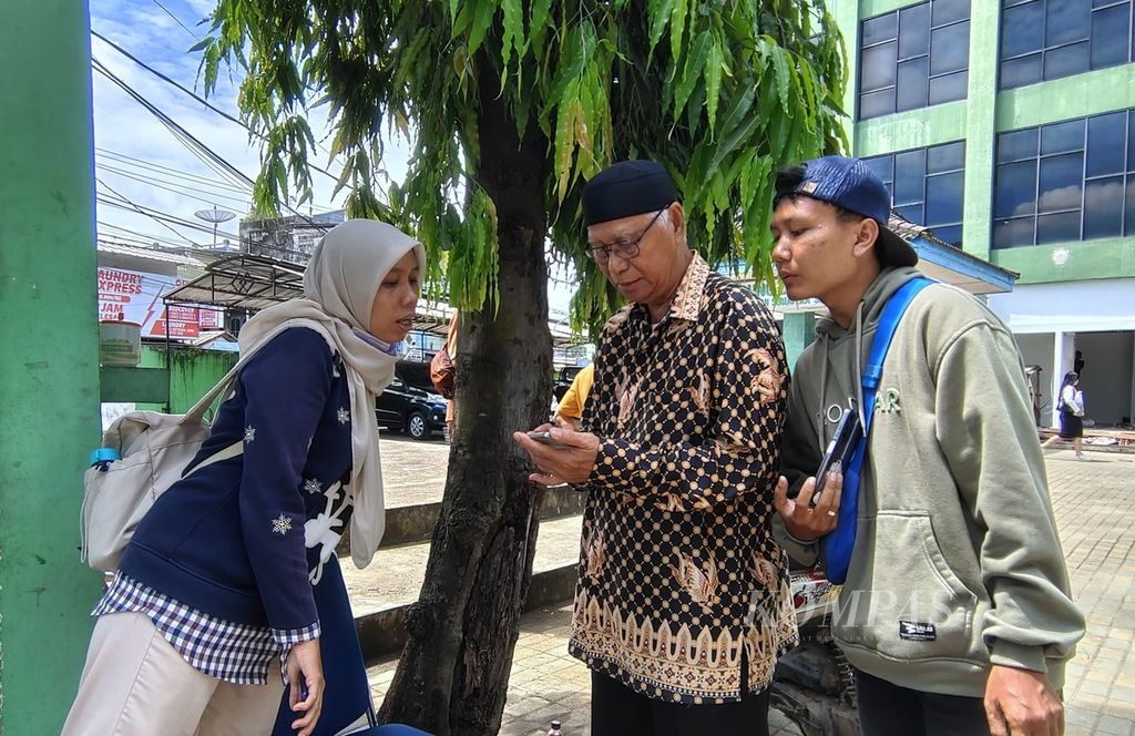 Salah satu tamu undangan, Zainal, bertanya mengenai rencana acara resepsi pernikahan antara AL dan pembunuh perempuan dalam koper yang mestinya dilakukan di Auditorium Universitas Muhammadiyah Palembang, Sumatera Selatan, Minggu (5/5/2024).