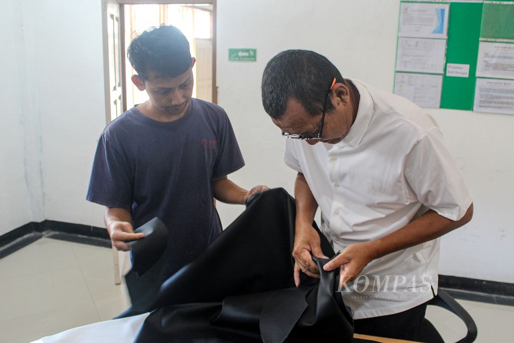 Chief Operating Officer PT Garut Makmur Perkasa Indrawan S Adji melakukan verifikasi akhir produk kulit olahan yang akan digunakan menjadi jok kulit pesawat untuk maskapai Lion Air Group, Rabu (27/3/2024).