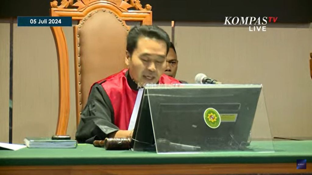 Hakim tunggal Eman Sulaeman memimpin sidang praperadilan Pegi Setiawan di Pengadilan Negeri Bandung, Jawa Barat, Jumat (5/7/2024). Sidang terkait penetapan Pegi Setiawan sebagai tersangka pembunuh Vina dan Muhammad Rizky di Cirebon ini memasuki agenda kesimpulan.