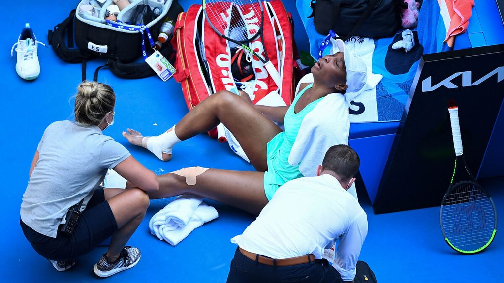 Petenis putri AS Venus Williams menerima perawatan medis di sela-sela pertandingan melawan petenis Italia, Sara Errani, pada babak kedua turnamen tenis Australia Terbuka 2021 di Melbourne. Venus, peraih tujuh gelar Grand Slam ini, harus tunduk di tangan Errani dengn skor 1-6 dan 0-6.