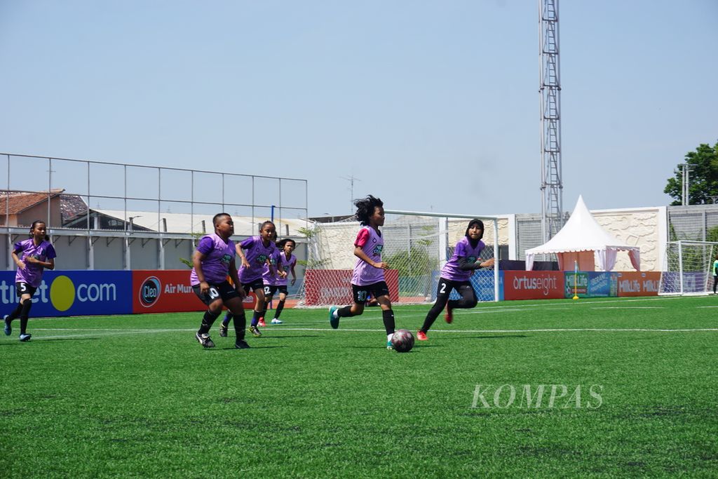 Pemain tim Arjuna U-12, Della Citra Ayu Anggraeni, menggiring bola dalam laga penyisihan grup MilkLife Soccer Challenge 2023 edisi ketiga di Supersoccer Arena, Kudus, Jawa Tengah, Sabtu (16/12/2023).