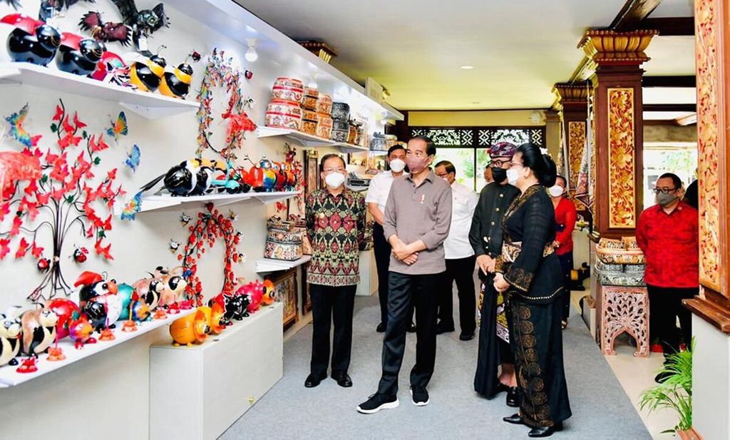 Dokumentasi Biro Pers, Media, dan Informasi Sekretariat Presiden menampilkan suasana kunjungan Presiden Joko Widodo ke pameran IKM Bali Bangkit di Taman Werdhi Budaya Bali, Kota Denpasar, 27 Desember 2021.
