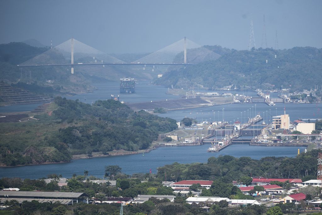Sebuah kapal kargo terlihat (di bagian atas) menunggu di dekat Jembatan Centennial untuk melewati Terusan Panama di Panama City, Panama, Rabu (17/1/2024). 