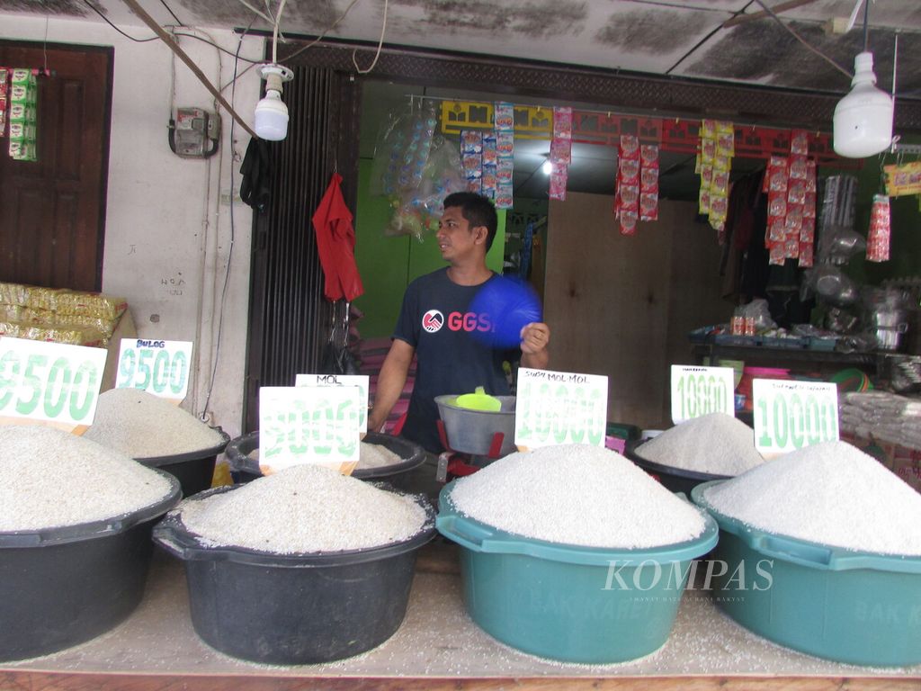 Harga beras di Pasar Tradisional Oeba Kupang, Senin (28/3/2022), relatif masih stabil. Harga beras berkisar Rp 9.500 per kg-Rp 12,000 per kg. Inilah satu-satunya komoditas unggulan yang harganya stabil sejak 2018 sampai hari ini.